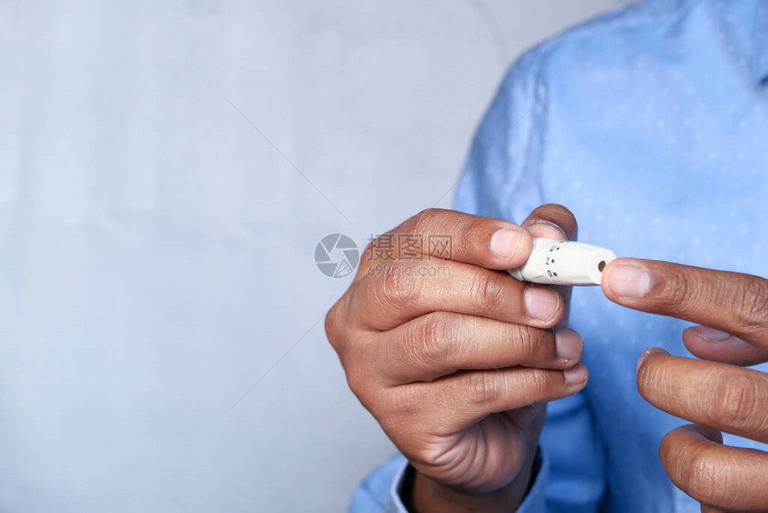 男人在家中用手测量糖尿图片