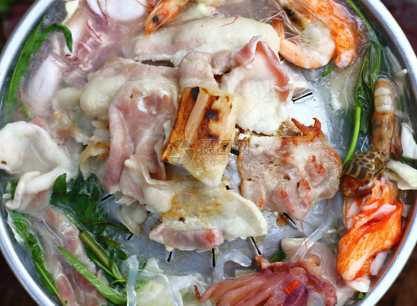 热锅自助餐上的泰国烧烤Gril图片