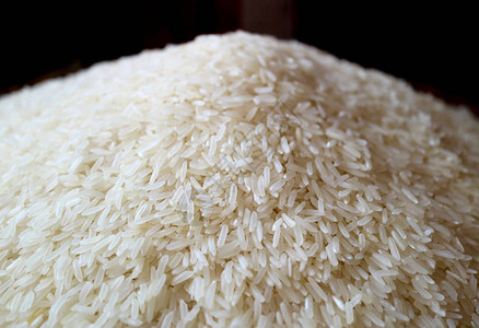 RawWhiteThaiJasmine稻米在黑图片