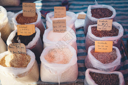 市场上袋子里的水稻种子图片