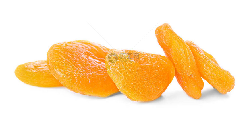 白色背景上的美味杏干图片