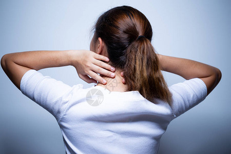 女人有颈部疼痛和受伤图片