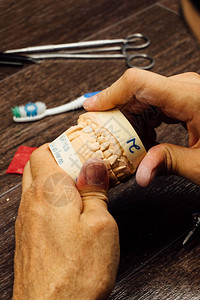 牙科技师的手制作个体石膏颌样品特写牙科和图片