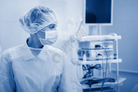 外科护士身着制服面具和帽子在监图片