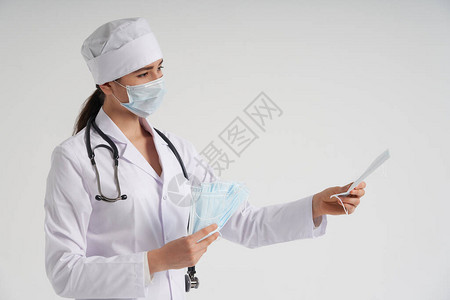 医生或护士建议使用防护面罩来防止感染图片