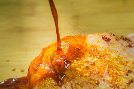 酱油鸡在板上煮生肉图片