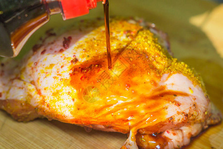 酱油鸡在板上煮生肉图片