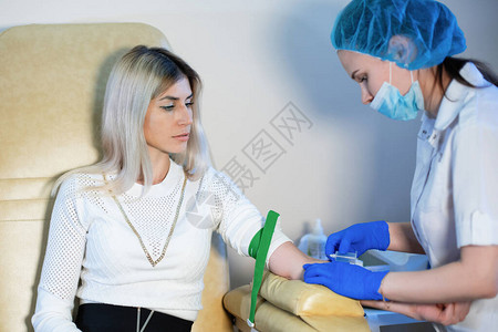 护士从血管中抽取血液样本以便在医图片