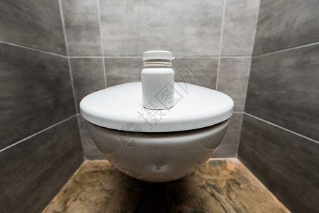 在现代洗手间用灰瓷砖的清洁厕所碗图片