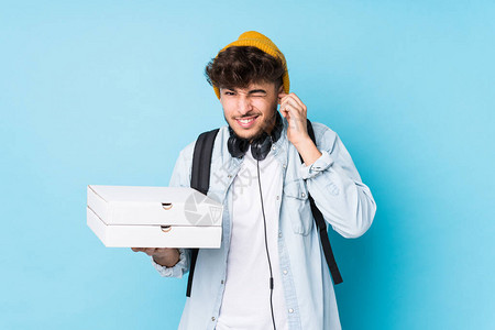 持有披萨的阿拉伯青年学生男子用手孤图片