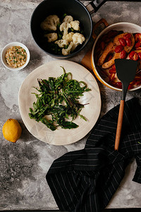 厨房餐桌上有烤三文鱼和蔬菜的美味佳肴图片