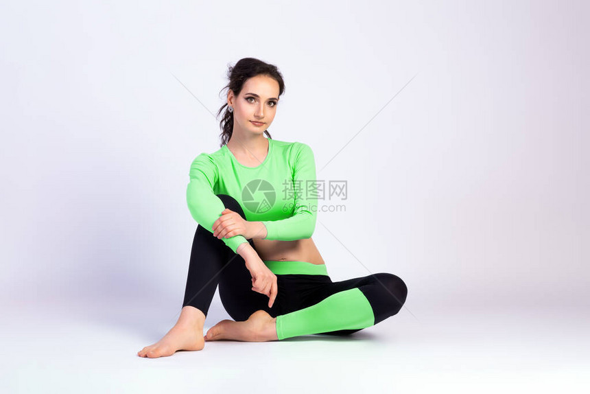 练习瑜伽的年轻女孩图片