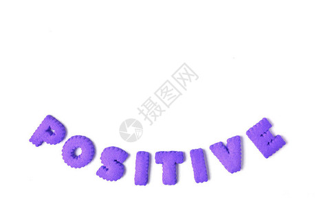 白背景上以紫色字母形状的饼干拼写起来的POSI图片