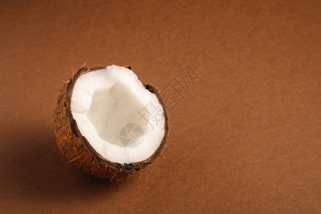 褐平原背景的单一椰子水果抽象食物热带概念角视图图片