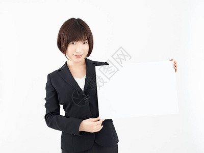 一位日本女上班族拿着白色背景的白板图片