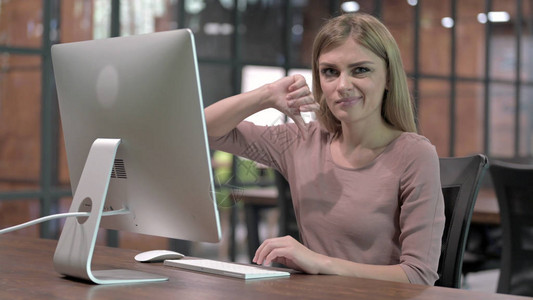 年轻女在计算机工作时展图片