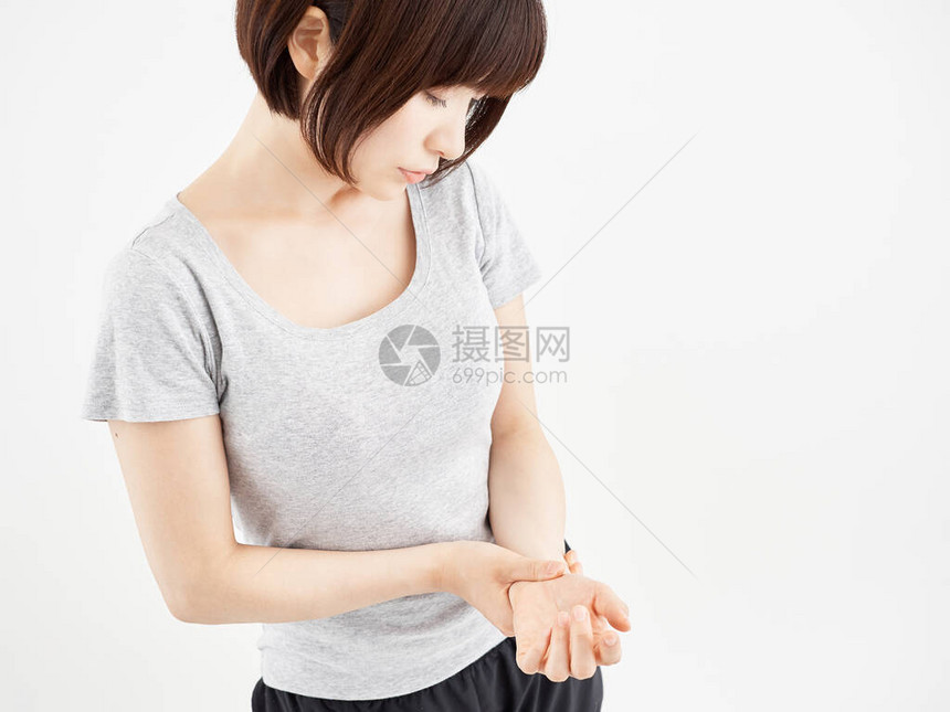 一个女人用白色的手腕图片