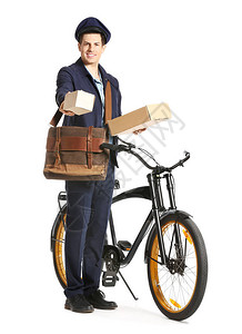 英俊的年轻邮递员与白色背景上的自行车图片