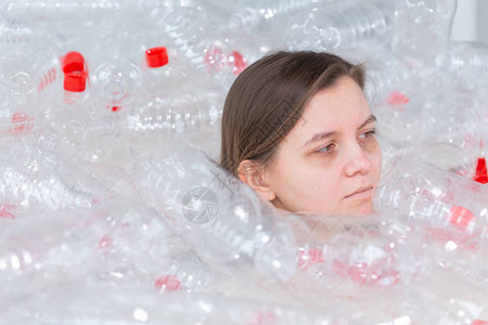 脱水病妇躺在一堆塑料瓶里环境污染问题停止自然垃圾图片