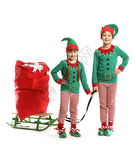 身着小精灵服装的小孩带着圣诞老人包在白色图片