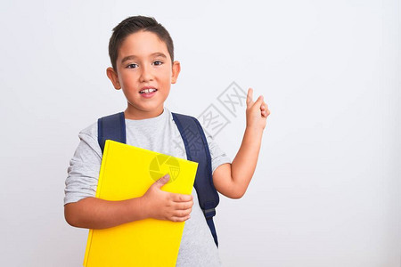 穿着背包拿着书的漂亮学生男孩图片