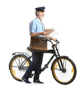英俊的老邮递员与白色背景上的自行车图片