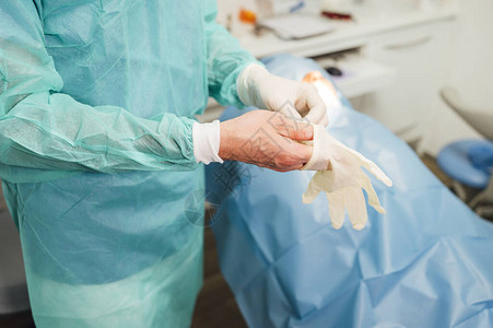 外科医生在手术前戴上手套图片