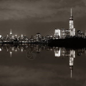 纽约市夜间全景有城市建筑和反光的都图片