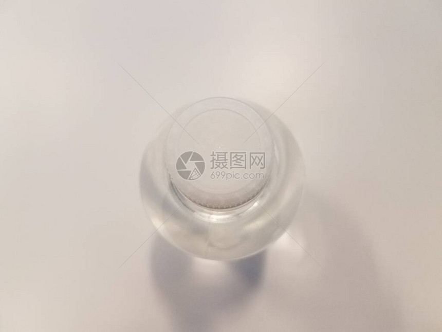 白色表面上的小塑料水瓶图片