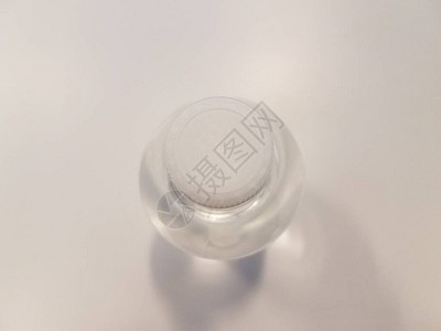 白色表面上的小塑料水瓶图片