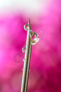 用于注射的医用针头和带反射液滴背景图片