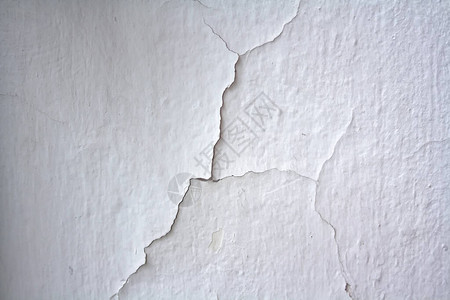 白色的旧墙有磨碎的石膏图片