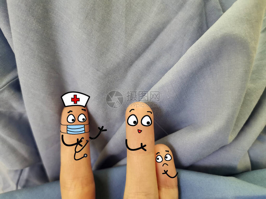 三个手指被装饰成三个人一位父亲带他的孩子去诊所图片