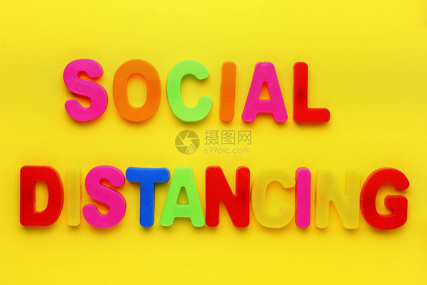 以多色磁字母制成的文字Socialdistancing图片