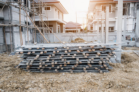 在建筑工地安装水泥模板框架到新房建设图片