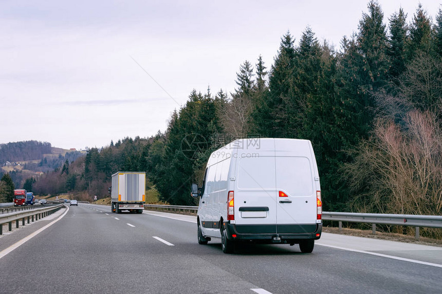 路上的白色小型货车道上的小型货车汽欧洲面包车运输物流运输汽车与司机图片