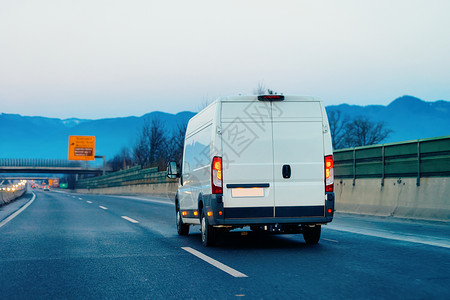 在路上的白色小型货车道上的小型货车汽欧洲面包车运输物流运输汽车与司机图片