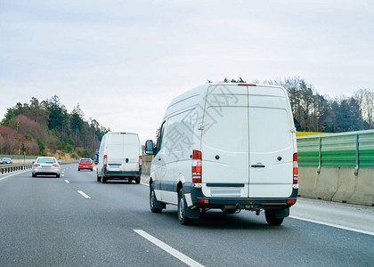 路上的白色小型货车道上的小型货车汽欧洲面包车运输物流运输汽车与司机图片