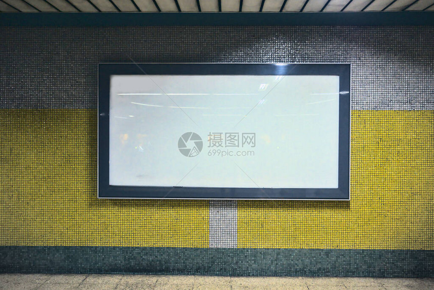 在地铁走廊的黄色和灰色墙壁上图片