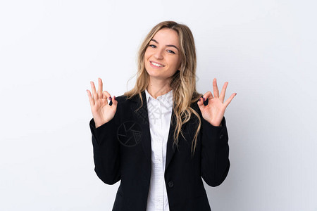 白背景的年轻商业女青年用手指标图片
