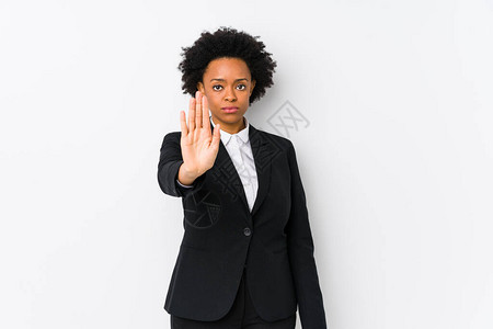 身处白种背景的中年非裔美国商业妇女图片