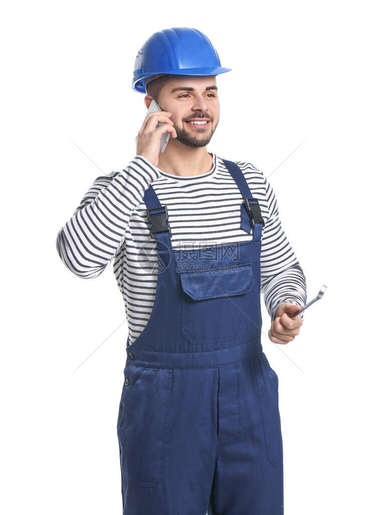 白人背景的男子工人通过手机聊天图片