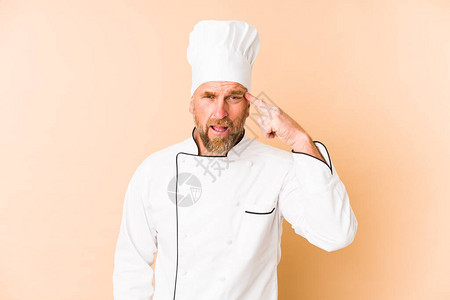 厨师在蜜蜂背景上被孤立表现出一个失望的姿图片
