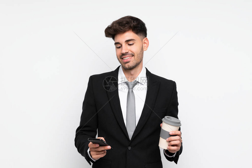 年轻商人拿着咖啡来抢走孤立的白种背景图片