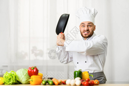 疯狂专业厨师GIGGIFryingPan在厨房里站着图片