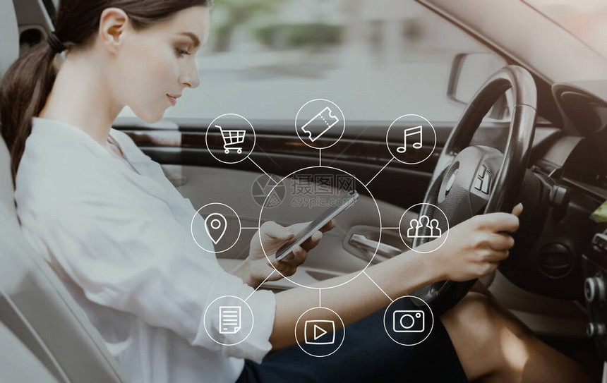 坐在智能汽车上的电话驾驶中使用语音搜索的女人现代技术服务图片
