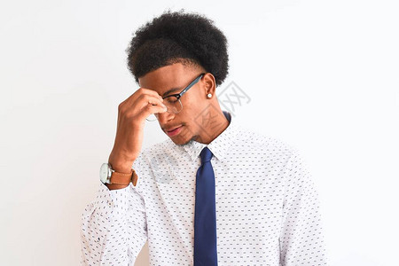 年轻的非洲裔美国商人戴着领带和眼镜图片