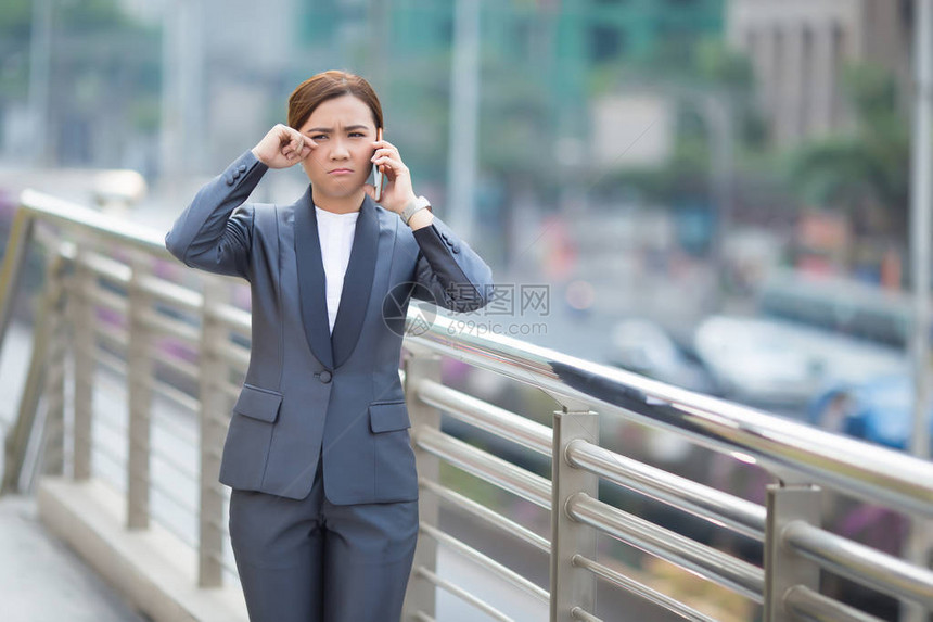 女人打电话给智能手机图片