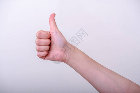 女人的手出现竖起大拇指的手势图片