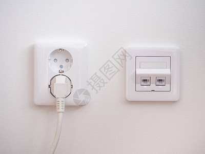 墙上的电网插座与黑线互联网插头图片